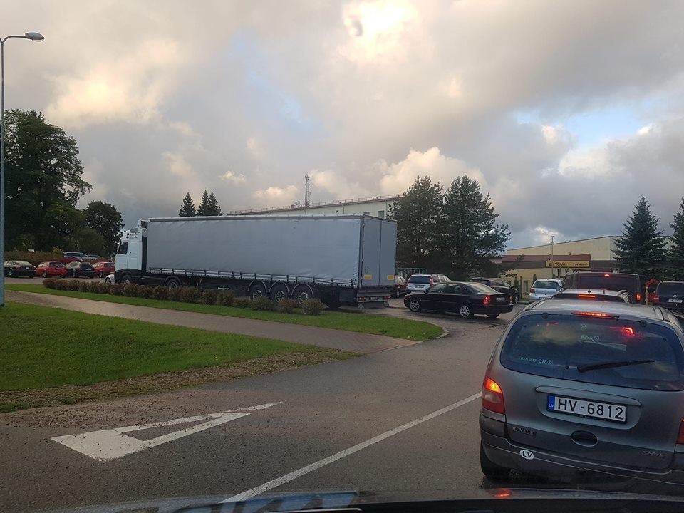 Sociālajā tīklā “Facebook” kāds smiltenietis pagājušajā nedēļā aktualizēja situāciju, kas izveidojusies Smiltenē, Rīgas ielā, stāvlaukumā pie Smiltenes vidusskolas ēkas, jautājot, vai tā ir pašvaldības iestāžu neizdarība vai norma? 
Autors: no facebook.com