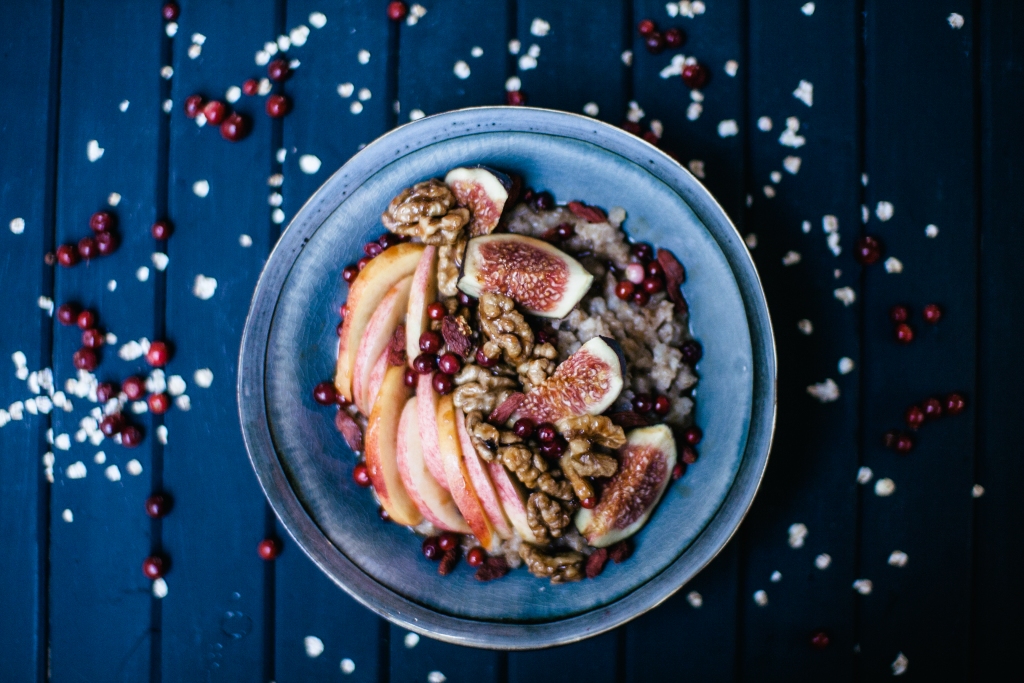 Četru graudu pārslu putra ar vīģēm, godži ogām un karamelizētiem valriekstiem