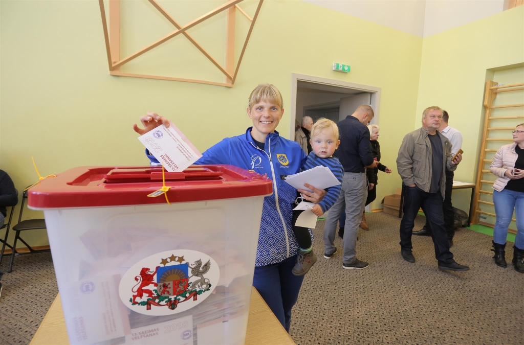 Uzreiz pēc dalības Siguldas kalnu maratonā smilteniete Iveta Kazaine kopā ar dēlu Mārtiņu steidzās atpakaļ 
uz Smilteni, lai piedalītos 
13. Saeimas vēlēšanās. Savu balsi Iveta atdeva vēlēšanu iecirknī, kas bija izveidots Smiltenes sporta skolā.  
Autors:  SANTA SINKA