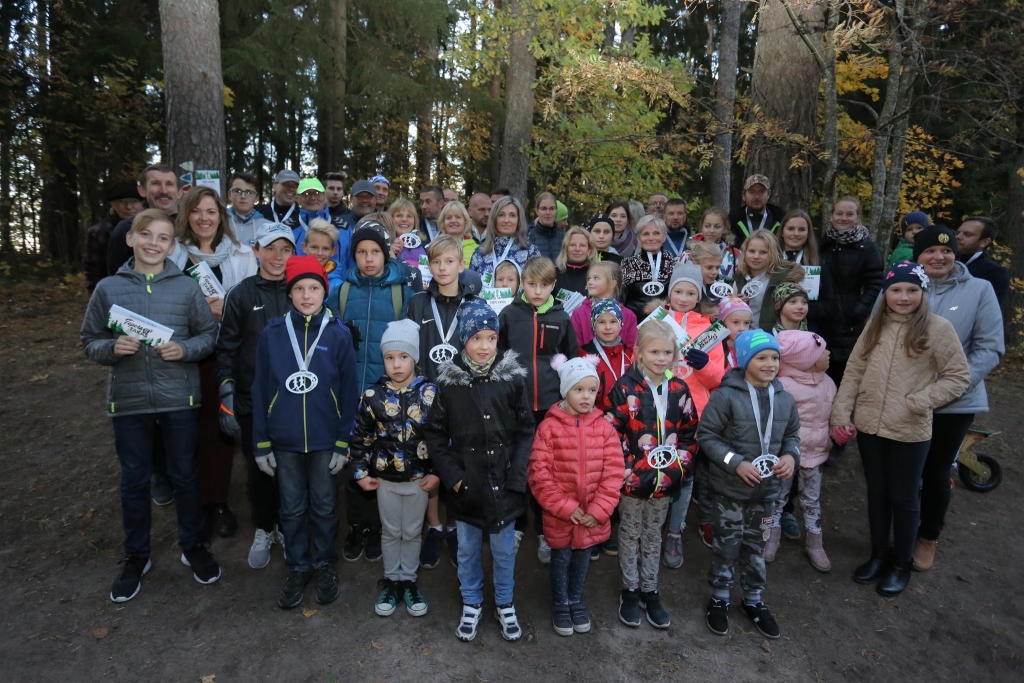 Kuplā skaitā dalībnieki pulcējās skriešanas seriāla “Tepera takas 2018” noslēguma pasākumā, kur tika sumināti labākie un ātrākie skrējēji. 
Autors:  SANTA SINKA