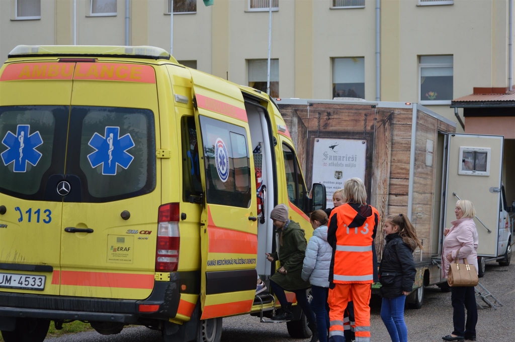 Lūk, kā izskatās viens no Karjeras nedēļas pasākumiem – “mobilo busiņu skrejceļš”, kurā  savas durvis skolēniem atvēra vairāku dienestu transportlīdzekļi.