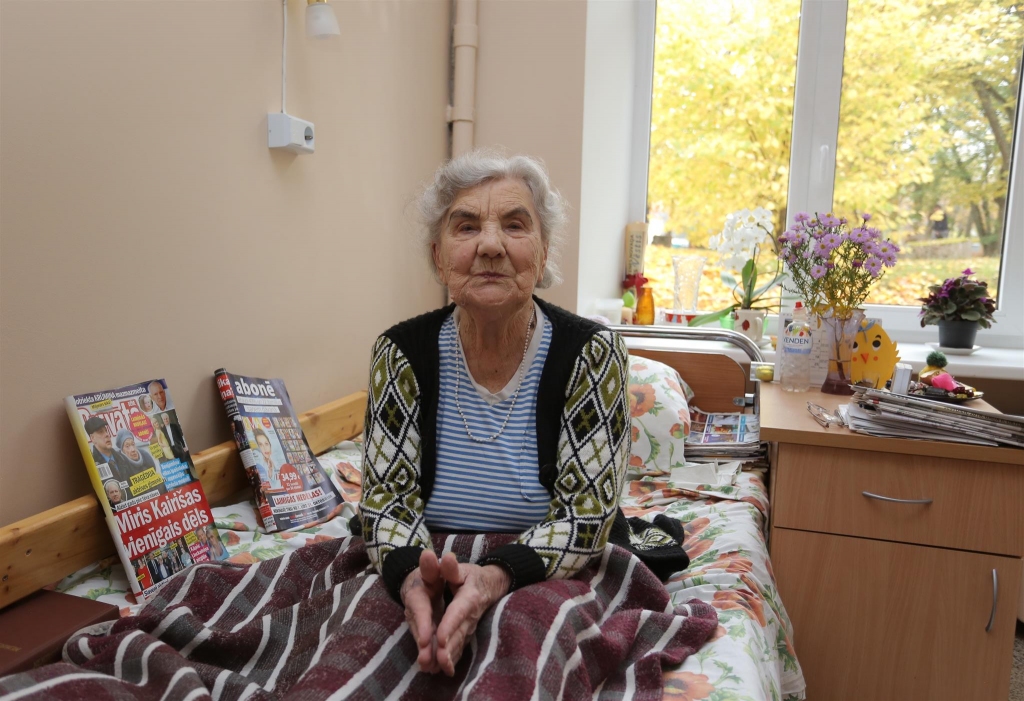 Jau ceturto gadu ilggadējās Smiltenes ģimnāzijas mājturības skolotājas, izcilās latviešu ornamenta pārzinātājas un rokdarbnieces Valijas Nadziņas ikdiena rit pansionātā, kur nonāca, jo strauji saasinājās veselības problēmas ar sirdi. Tagad 96 gadu vecumā Valijas kundze ir moža un labprāt ļaujas nesteidzīgai sarunai par dzīvi. Viņa savas zināšanas un prasmes ir nodevusi simtiem skolēnu, bet tagad savu gadiem ilgi rūpīgi glabāto bagātību – grāmatas, pierakstus un rokdarbus – dāvina Smiltenes novada muzejam, jo muzejs esot vienīgā vieta, kas pienācīgi spēj saglabāt vērtības.                                                                                                                                                                                                                                                                                                                    
Autors:  SANTA SINKA
