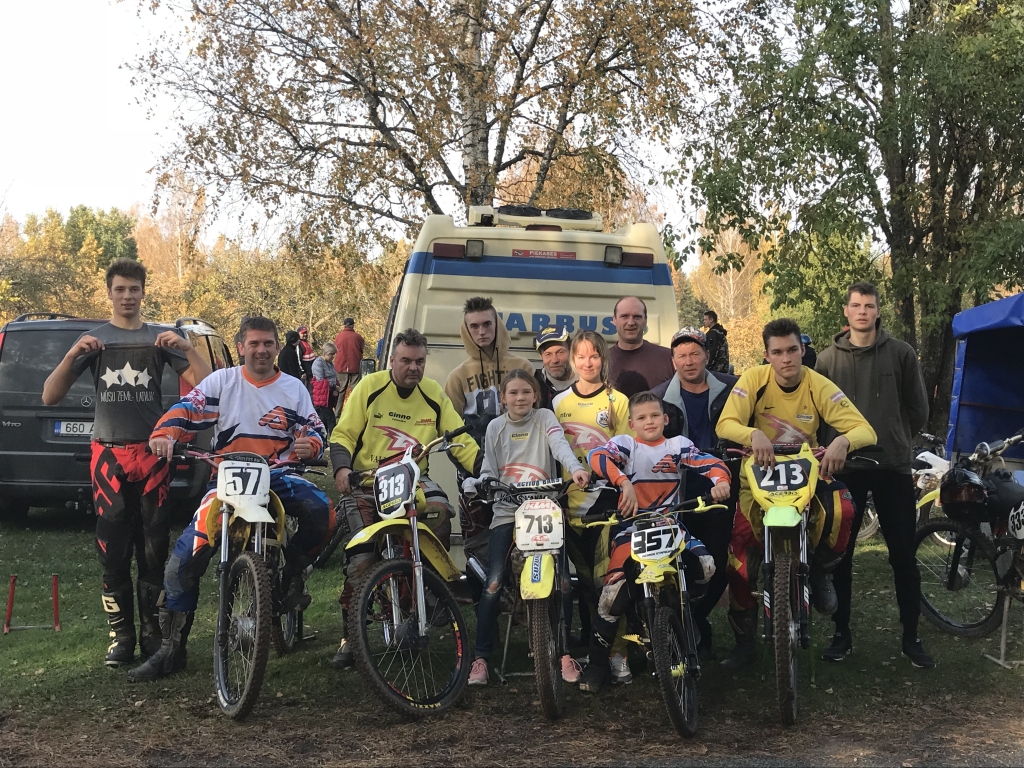 Valkas un Apes motoklubu sportisti ienes daudzveidību un nopietnu konkurenci Igaunijas mopēdistu čempionāta posmos.    
Autors:  LAURA GREDZENA