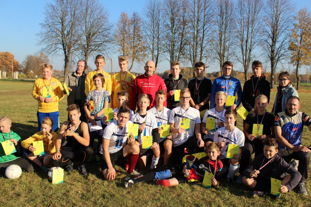 Grundzāles pamatskolas sporta laukumā otrdien aizvadītas starpnovadu sacensības futbolā lauku skolām. Pirmo vietu izcīnīja gaujienieši (vidū), pa kreisi no tiem otrās vietas ieguvēji no Blomes pamatskolas, bet trešie (labajā pusē) – Grundzāles pamatskolas komanda.                                                                                              
Autors:  KITIJA KLEMPNERE