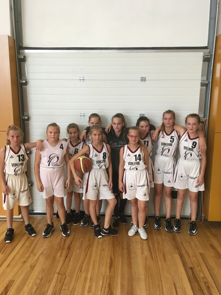 Smiltenes sporta skolas meiteņu basketbola komanda jauno sezonu valsts čempionātā U13 grupā uzsākusi ar divām uzvarām un diviem zaudējumiem.                                                                                                    
Autors:  DZINTARS ZIEDIŅŠ