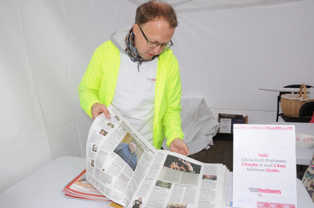 Igauņu laikraksta “Lõuna-Eesti Postimees” redaktors Jāns Raps demonstrē rakstīto par notikumiem Valkā. Par tiem igauņu kolēģus informē “Ziemeļlatvija”.                                                                                                        
Autors:  INGA KARPOVA  