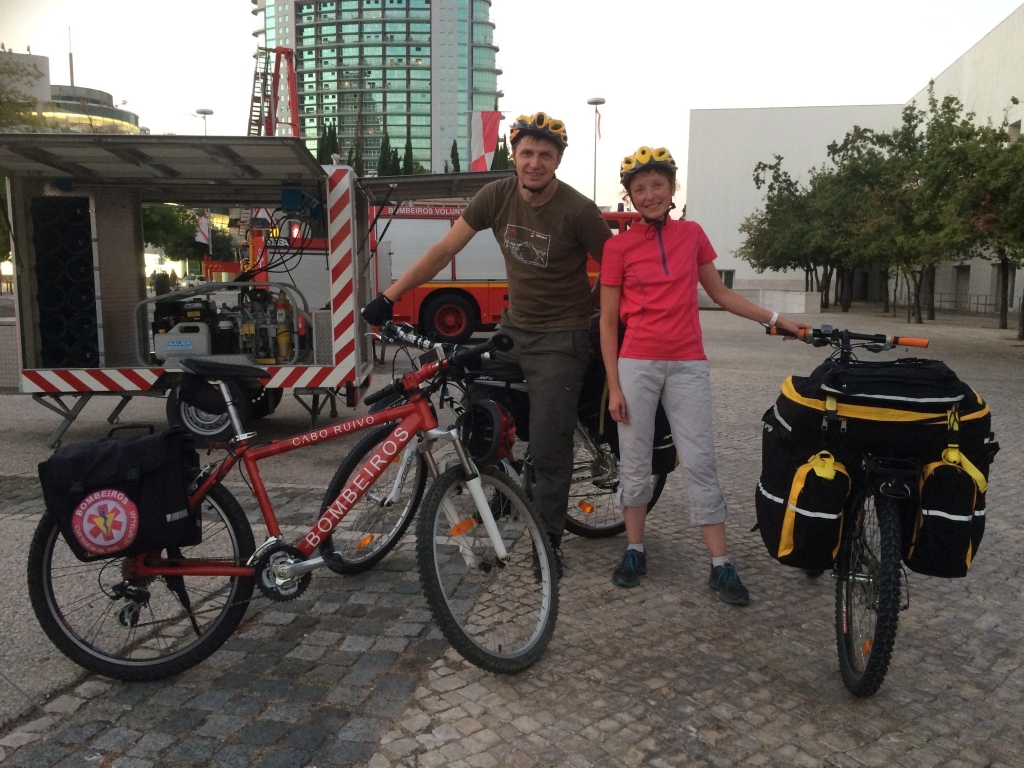 Dzīvesbiedru Viktorijas Brjuņinas un Valērija Prosolkova tradīcija ir pavadīt atvaļinājumu kopā, apceļojot ārzemes ar velosipēdu. Šoruden ceļojuma maršruts bija Santjago ceļš Spānijā un Portugālē (attēlā – abi pie ugunsdzēsēju velosipēda).                                                                                                                                            
Autors:  VIKTORIJA BRJUŅINA