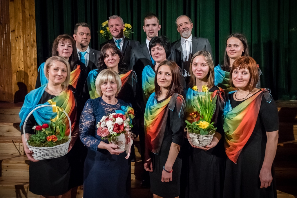 Oktobrī savu piekto jubileju svin Bilskas vokālais ansamblis “Sabalsis”, kurā dzied Ingrīda Ozoliņa (pirmajā rindā no kreisās), ansambļa vadītāja Ilona Jansone, Ilze Jekuma, Elīna Jansone, Iveta Gaile, Daiga Beļēviča (otrā rindā pirmā no kreisās), Aiva Šiliņa, Laila Zālīte, Liene Avotiņa, Andris Karlsons (trešajā rindā pirmais no kreisās), Juris Jansons, Zintis Vilnis un Pēteris Jekums. Fotografēšanās brīdī klāt nebija Evika Kristiāna Kaktiņa.                                                                                               
Autors:  NO ANSAMBĻA ARHĪVA