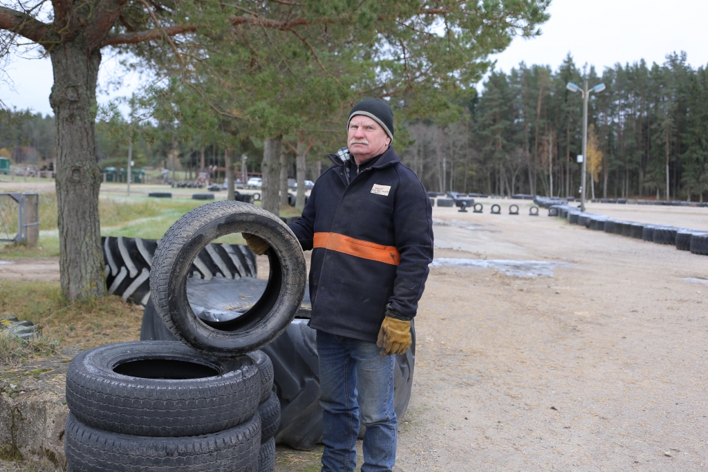 “Šoruden uz trasi 
nelegāli ir atvesti vairāk kā desmit nolietoto riepu komplektu. Tā ir liela problēma, jo jums tās nav, kur likt.” 

Autors: SANTA SINKA