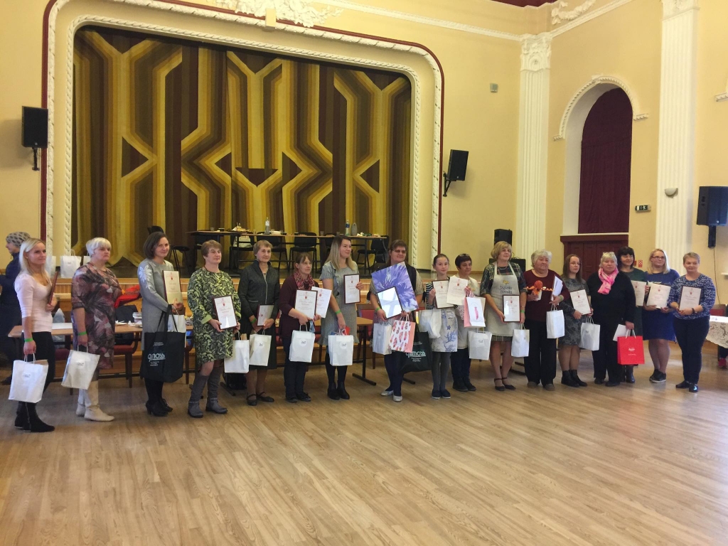 17 saimnieces no Vidzemes dažādām vietām uz konkursu veda savas gardās kūkas, lai rādītu savas prasmes, apzinātos savu varēšanu, mācītos viena no otras un pilnveidotos.
Autors:  INGŪNA JOHANSONE