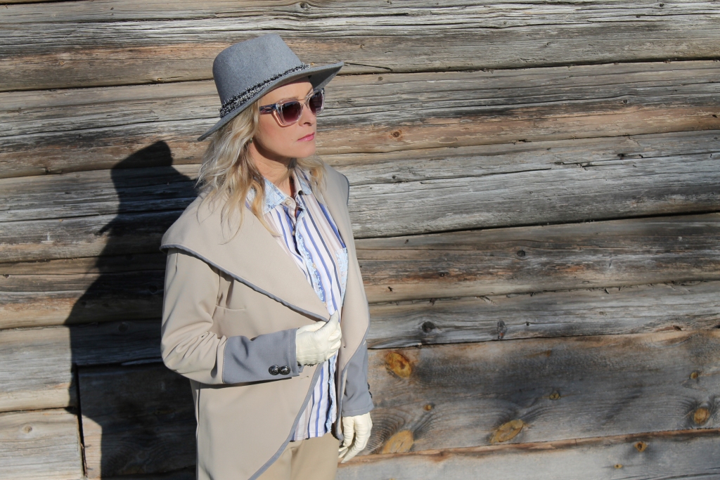 Kad vasaras beigās biju pie savas fantastiskās friziermeistares Gaujienā, aizdurvē uz pakaramā ieraudzīju neparasta fasona jaciņu. Palūdzu Kristīnei atļauju un paņēmu to līdzi uz mājām, lai mēģinātu izveidot piegrieztni. Visu biju izdomājusi pareizi un jaciņa sanāca. Vēsi bēšīgā toņa elastīgais audums izskatās perfekti.
Autors:  Linda Ikale