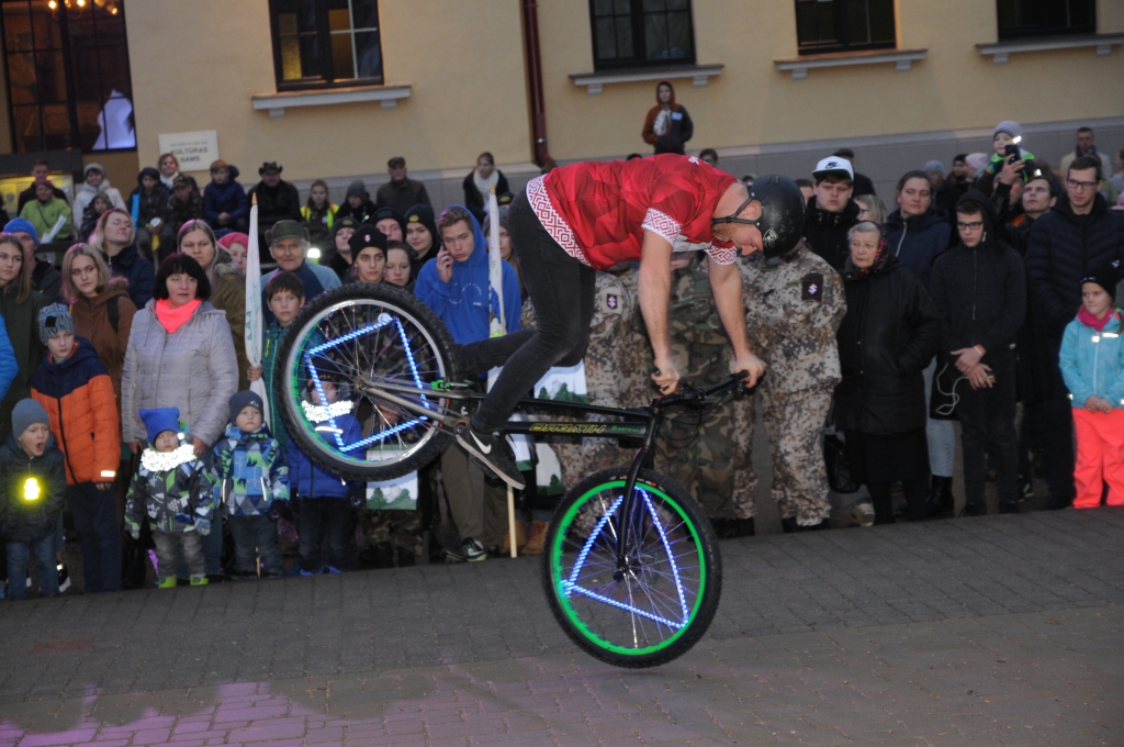 Sen pie Valkas pilsētas kultūras nama nebija pulcējušies tik daudz skatītāju. Viņi vēlējās redzēt velo šova dalībnieku meistarību. 