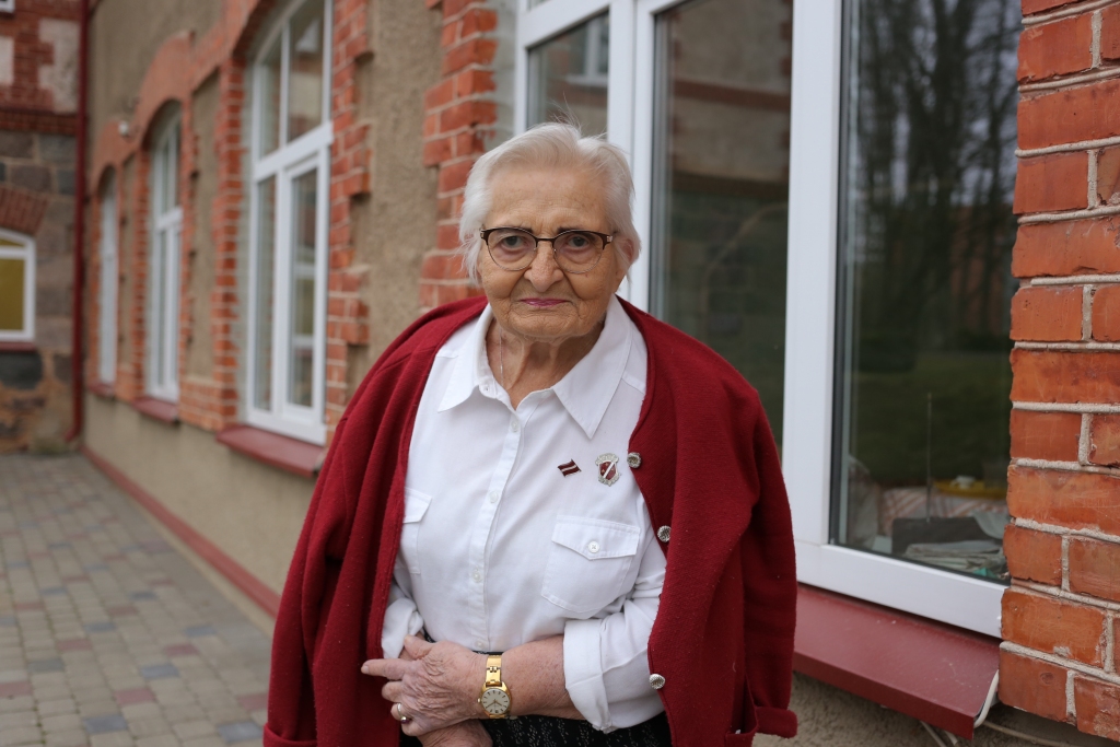 Eleonora Blumberga ir vien piecus gadus jaunāka par Latviju. Viņa savu dzimšanas dienu nosvinēja oktobra vidū un tagad, stāvot uz valsts simtgades sliekšņa, saka: “Latvijai simts! Tas skan un arī ir īpaši, kaut tikai iedzīvotāji to spētu novērtēt. Tagad mēs savās mājās varam dzīvot mierā. Un, ja vien paši strādāsim, mums visiem būs laba dzīve.”                                                                                                                                                                         
Autors:  SANTA SINKA