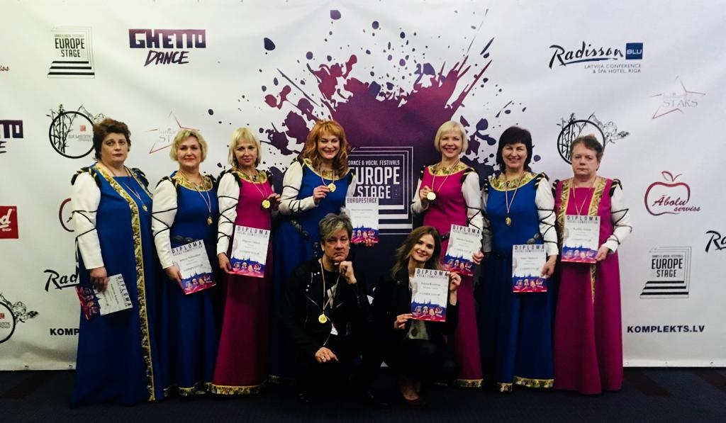 Valgas studijas “Joy” folkloras ansamblis “SanSaara” (vadītāja Marina Jerjomina – ceturtā no kreisās) un solisti – valcēniete Laura Krastiņa (pirmajā rindā no labās) un valmierietis Gints Ristamecs – sevi spilgti pierādīja starptautiskā konkursā Rīgā.                                                                    
Autors:  NO PERSONĪGĀ ARHĪVA
