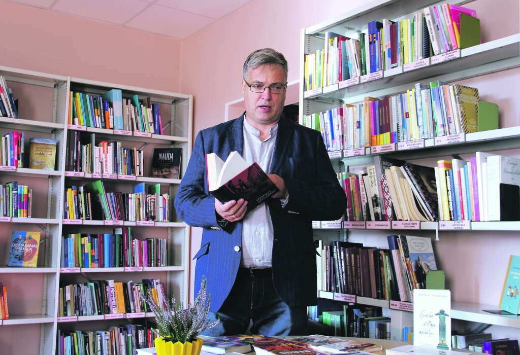 “Mēs esam ļoti dažādi, līdz ar to blakus jābūt dažādām grāmatām. Pareizā pieeja ir - ja nepatīk konkrētā grāmata, paņem citu. Un jāatceras, ka katrai grāmatai ir savs vecums,” saka rakstnieks Arno Jundze.                                                                                                                                                                                
Autors:  LAURA FELŠA