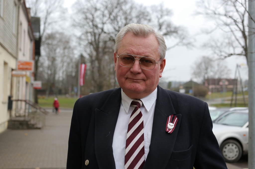 Rakstnieks un vēsturisku romānu autors Jānis Ūdris, viesojoties Smiltenē, pie apģērba piespraudis Latvijas valsts aizsardzības fonda “Lāčplēsis” pasniegto Goda zīmi. Viņš uzskata, ka tā vajadzētu darīt arī pārējiem laikabiedriem, būt lepniem ne tikai svētkos, bet arī ikdienā par to, ka mums ir sava valsts – brīva Latvija.     
Autors:  SANTA SINKA