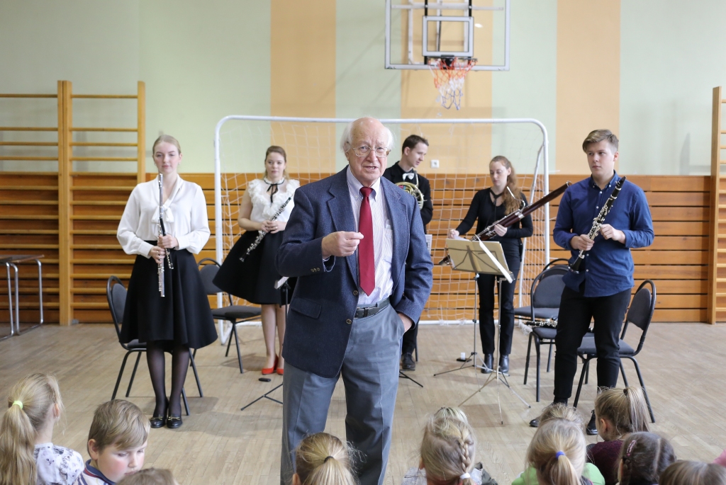 Smiltenes vidusskolas ēkā Rīgas ielā pie jaunāko klašu skolēniem viesojās cienījamais latviešu virsdiriģents Andrejs Jansons, kurš ikdienā dzīvo un strādā Amerikas Savienotajās Valstīs.                                        
Autors:  SANTA SINKA