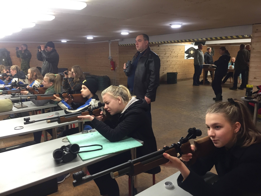 Valkas novada bērnu-jaunatnes sporta skolas šaušanas grupas dalībnieki pirmo reizi izmēģina savus spēkus ārpus valsts robežām – Igaunijā.                                                                                                                      
Autors:  DZINTARS STOČKA