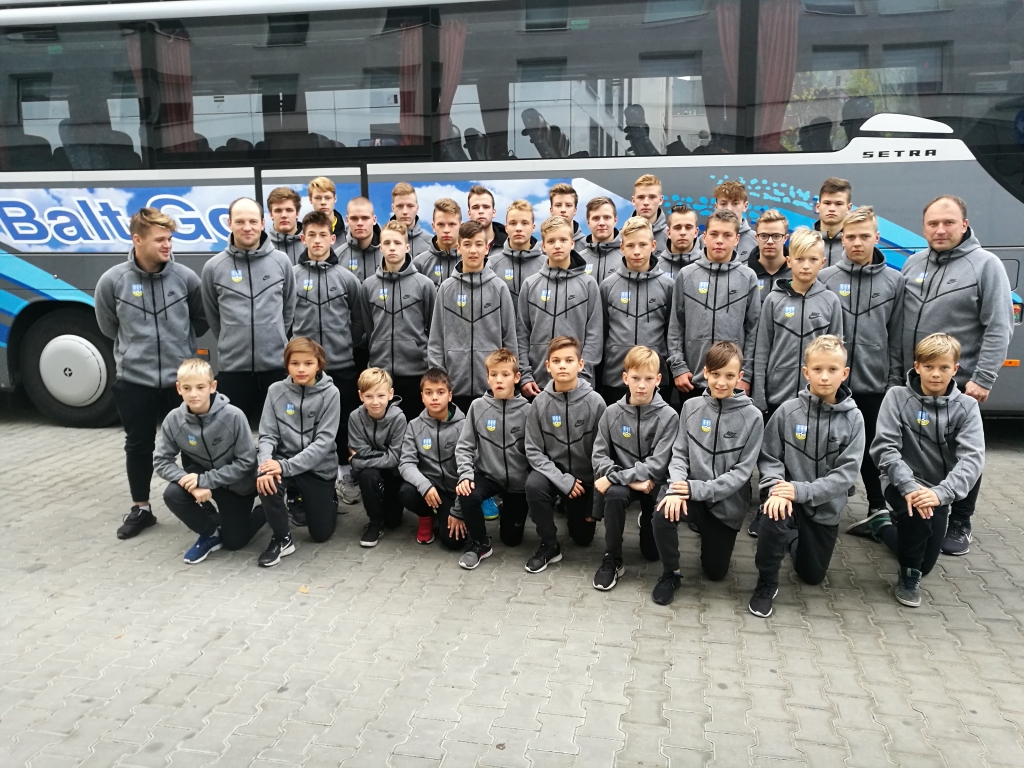 Futbola klubs “Smiltene” iegādājies pirmos piecdesmit parādes tērpu komplektus audzēkņiem un treneriem, kas vēl vairāk veicinās piederību klubam un savai pilsētai, kā arī kalpos kā kvalitātes zīme.                                                                                                                                                    
Autors:  NO PERSONĪGĀ ARHĪVA