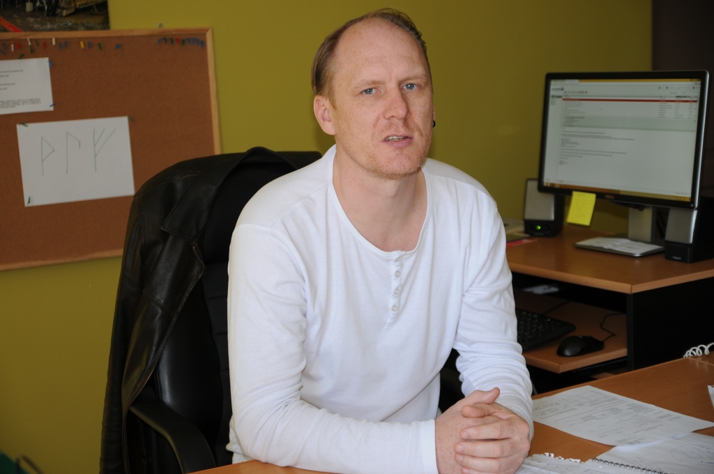 Valkas pilsētas kultūras nama direktors Māris Žigats ne tikai vada vietējo kultūras dzīvi, bet soli pa solim atdzīvina radiostaciju. Ideja par radio atjaunošanu izaugusi par vienotu mediju kopuma izveidošanu. Jaunajam medijam ir izveidots arī savs logo.                                                                                                                                             
Autors:  INGA KARPOVA