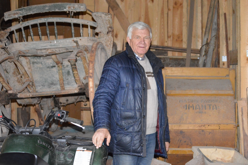 Plāņu pagasta “Vadžu” saimnieks Guntis Ķigulis papildinājis savu senlietu kolekciju, pateicoties atsaucīgu cilvēku atvēlētajiem seniem darbarīkiem, piemēram, graudu vētāmo jeb šķirojamo mašīnu, kas ražota zemkopības mašīnu fabrikā “Imanta” (attēlā pa labi) un  uz “Vadžiem” atceļojusi no Ēvalda Platnieka saimniecības Valkas pagastā.                                                                                                                                                                      
Autors:  SANDRA PĒTERSONE
