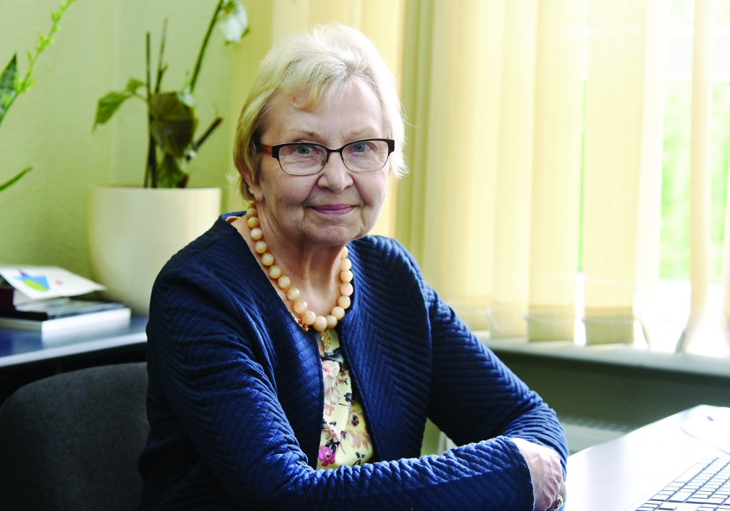 “Teikt, ka viss ir slikti, arī nevar – ir daudzi, kuri strādā profesionāli, par spīti visam. Bet diemžēl ir daudz tādu lietu, kas žurnālistiku padara blāvu un pelēcīgu,” saka filozofijas doktore Skaidrīte Lasmane. 					 
Autors: Zane Bitere (LETA)