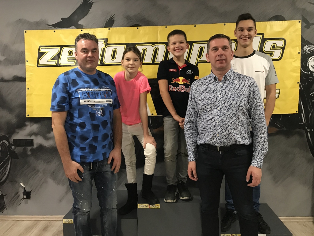 Motokluba “Valkas vanagi” galvenie balsti Normunds Gredzens (priekšplānā no kreisās) un Laimonis Stafeckis ar sezonu kopvērtējumā ir apmierināti.                                                                                               
Autors:  GITA GREDZENA