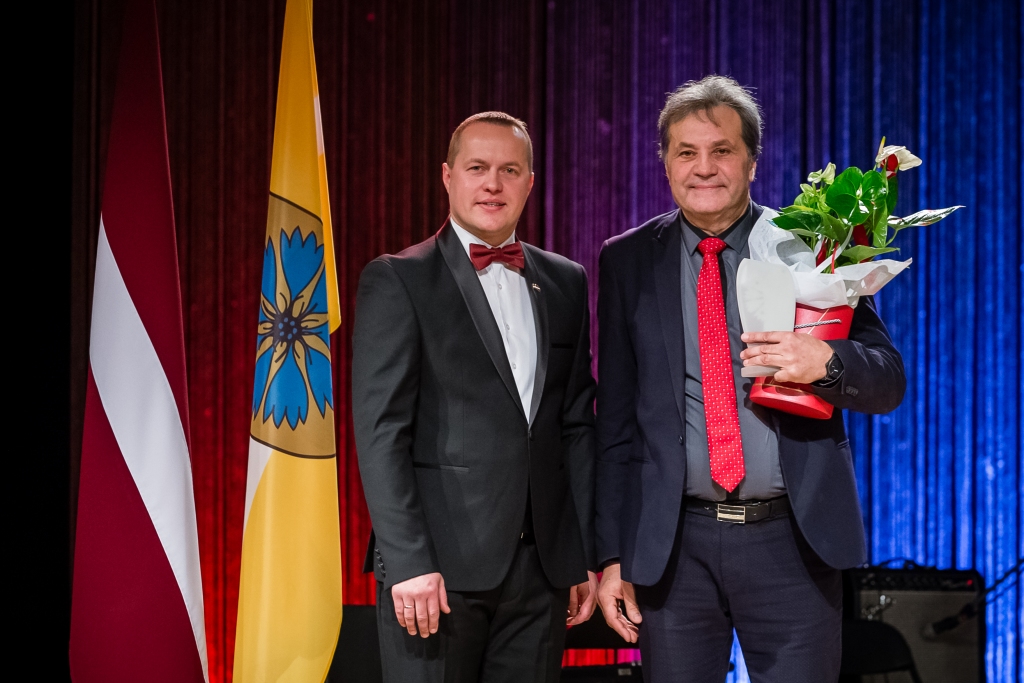 Šogad Smiltenes novada pašvaldības Gada balva izglītībā piešķirta Smiltenes vidusskolas ķīmijas skolotājam Jānim Celmiņam (no labās), to pasniedza domes priekšsēdētājs Gints Kukainis. “Ir gandarījums, ka mans darbs ir pamanīts, novērtēts un kādam vajadzīgs, tas dod spārnus tālākajam darbam,” atzīst pedagogs.                                                                                                                                                                                                                                                                                                                                                                
Autors:  AGNIS MELDERIS