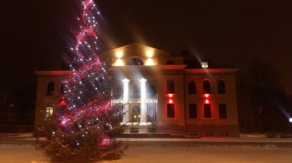 Šī gada nogalē valcēniešus un pilsētas viesus diennakts tumšajā laikā priecē pilsētas galvenās egles svētku rota Latvijas valsts karoga krāsās. Egle lieliski izskatās kopā ar izgaismoto pilsētas kultūras namu un lielizmēra valsts karogu.                                                                                                                                                                       
Autors:   INGA KARPOVA