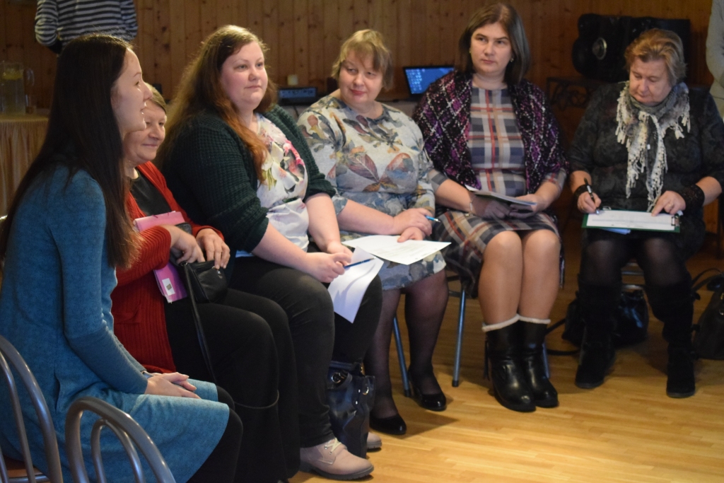 Randu Medni (1. no kreisās)  uzmanīgi uzklausa arī Valkas novada mazpulku vadītājas Viktorija Maļukova, Ilze Pētersone, Baiba Ozola, Anita Lotiņa (3.–6. no kreisās).                                                                               
Autors:  SILVIJA DORŠA