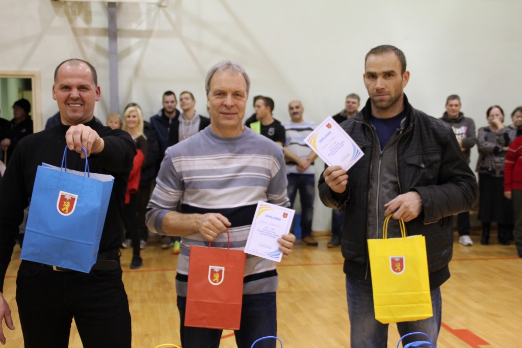 Vienā no populārākajām sporta spēļu disciplīnām novusā par laureātiem kļuva Ivars Stahovskis (no kreisās), Agris Simulis un Juris Laķis. 
Autors:  RAIVIS GRAŅICS