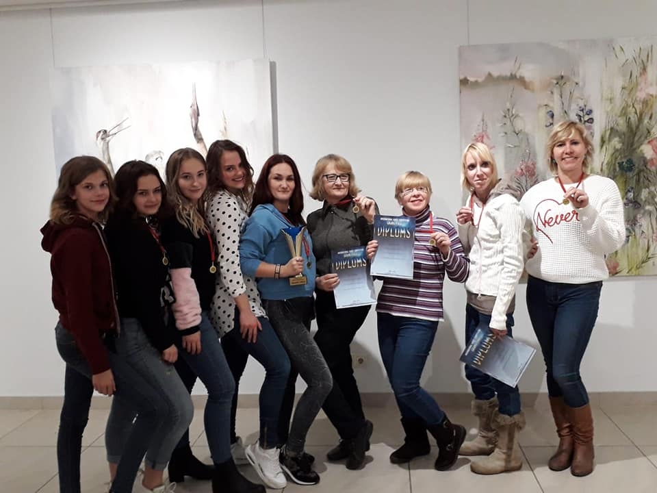 Deju studijas “Kristāls” vadītāja Kristiāna Vincjuna (vidū) lepojas ar savām dejotājām, kuras dažādos konkursos ieguvušas atzinīgus rezultātus. 
Autors:  NO PERSONĪGĀ ARHĪVA