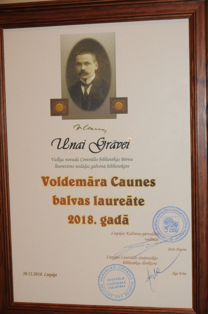 Saņemot Voldemāra Caunes balvu, Valkas novada Centrālās bibliotēkas galvenajai bibliotekārei Unai Grāvei tas ir kā pamudinājums īstenot jaunas idejas.   
