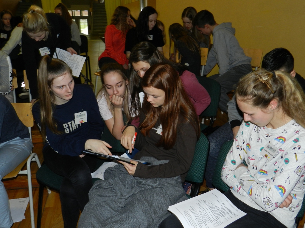 Projekti, projektu plānošana, īstenošana – šāda darbības forma ir mūsdienu dzīves aktualitāte, lai risinātu dažādus sociāli ekonomiskus jautājumus. Par sabiedrības nākotni ir gan sociāla, gan ekonomiska rakstura rūpes – bērnu un jaunatnes mūsdienīga karjeras izglītošana.                                                                            
Autors:  NO PERSONĪGĀ ARHĪVA