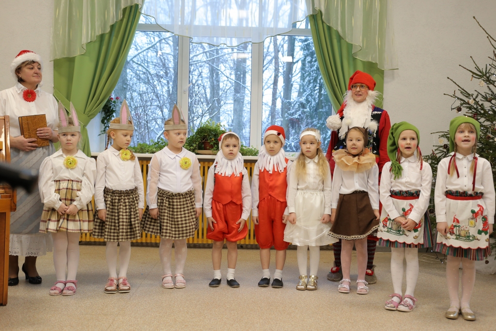 Smiltenes bērnudārza “Pīlādzītis” Zaķēnu grupiņas audzinātāja Gunta Mežule un Rūķu grupas audzinātāja Inguna Slapjuma kopā ar saviem audzēkņiem sirds siltus un prieka pilnus mirkļus ik gadu sniedz SIA “Sarkanā Krusta Smiltenes slimnīca” Sociālās nodaļas iemītniekiem.                         
Autors:  SANTA SINKA
