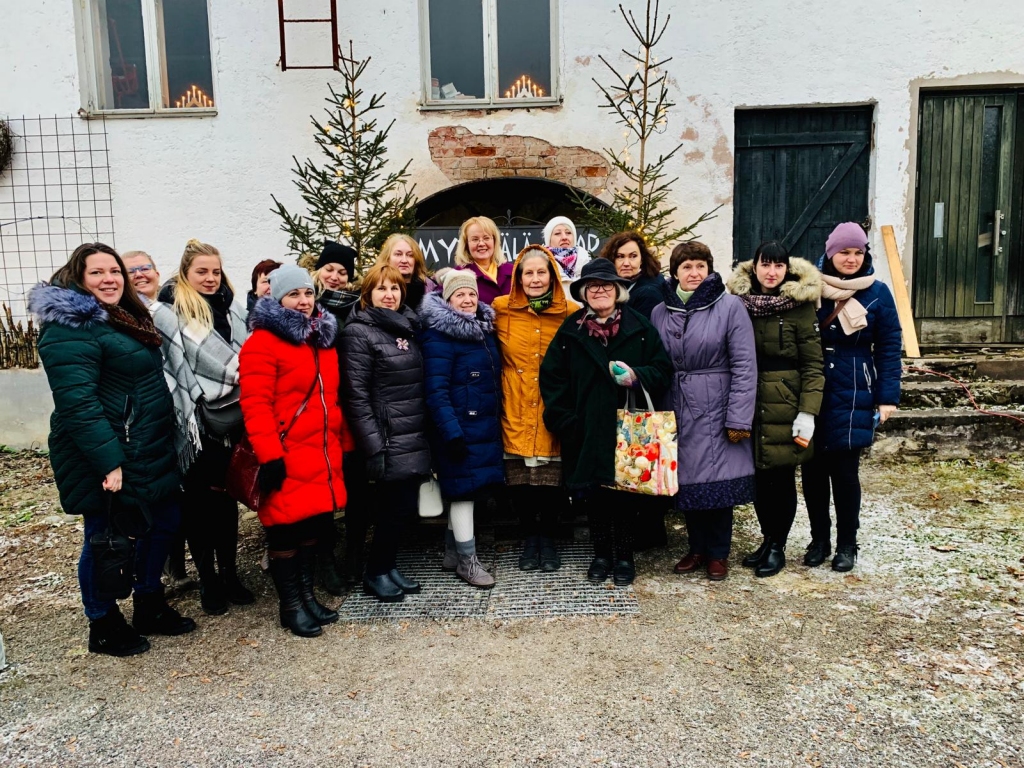 Smiltenes novada un Ziemeļlatgales mākslinieces – amatieres ieguvušas jaunu radošu pieredzi starpvalstu sadarbības projektā, šoreiz – strādājot radošās darbnīcās Somijā (attēlā  – ar Somijas amatniecēm). 

Autors:  ABULAS LAUKU PARTNERĪBA