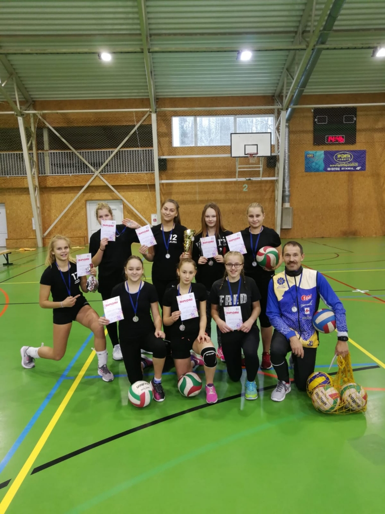 Latvijas skolu 72. spartakiādes volejbolā pamatskolu grupā finālsacensībās 2. vietu nelicencēto meiteņu komandu grupā izcīnīja Grundzāles pamatskolas meiteņu komanda. Par to liels lepnums ir viņu sporta skolotājam Mārim Stabiņam.                                                                                                                                          
Autors:  NO PERSONĪGĀ ARHĪVA