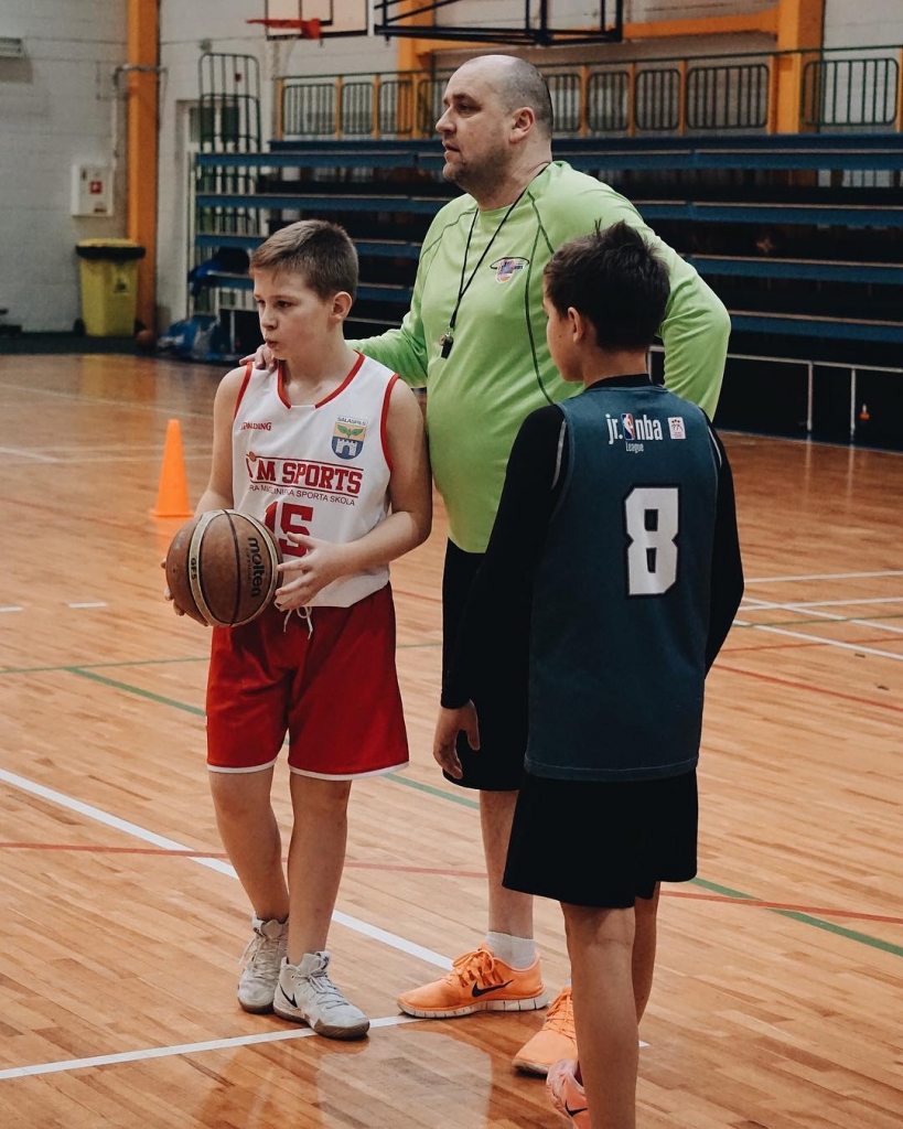 Valkā speciālisti gatavo jaunos basketbolistus. 
Autors: FOTO: NO “Laiks Piespēlei”  PERSONĪGĀ ARHĪVA