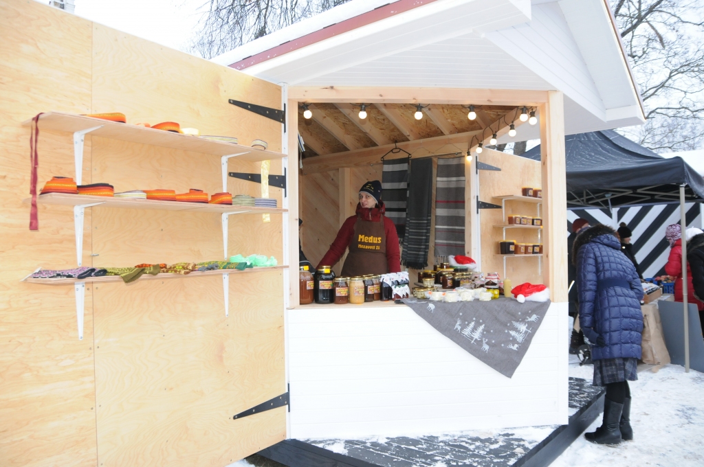 Tradicionālajā Ziemassvētku tirdziņā Valkā pirmo reizi tirgotāji izmantoja jauno tirdzniecības namiņu – kiosku priekšrocības. Šajā laikā tie ir īpaši izgaismoti un rada svētku sajūtu.                                                     
Autors:   INGA KARPOVA