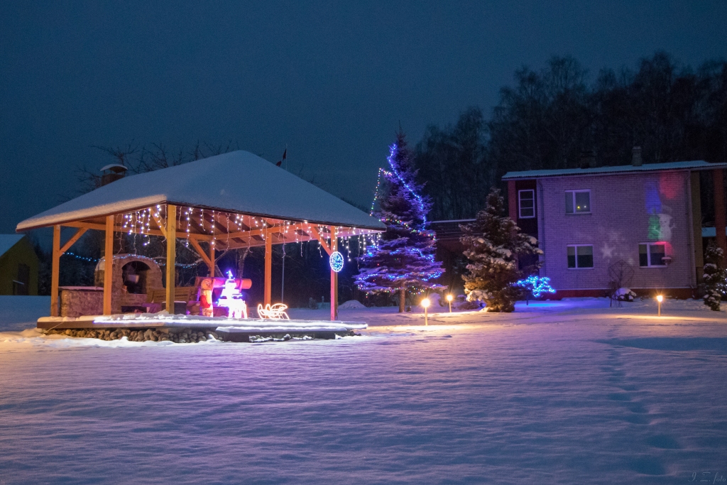 Viens no akcijas “Radīsim Ziemassvētku noskaņu Smiltenes novadā” darba grupas izvirzītajiem īpašumiem ir Krūmiņu ģimenes “Kalnāres” Blomes pagastā, par kuru tāpat kā citiem akcijai pieteiktajiem objektiem var balsot sociālajos tīklos facebook un draugiem.lv.          
Autors: NO PAŠVALDĪBAS ARHĪVA
