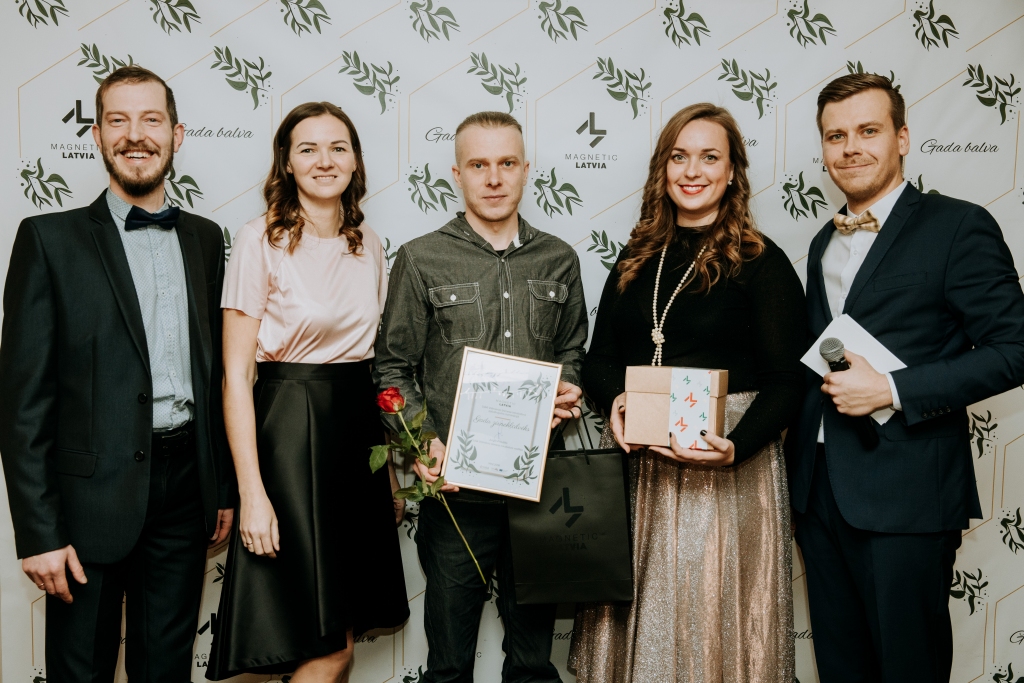 Guntis Avotiņš (vidū) un viņa uzņēmums “Tīklu Parki” no Valkas novada Ērģemes pagasta ieguvis apbalvojumu “Gada zirnekļcilvēks” Latvijas Investīciju un attīstības aģentūras Valmieras biznesa inkubatora Gada balvas pasniegšanas ceremonijā.                                                  
Autors:  LIAA