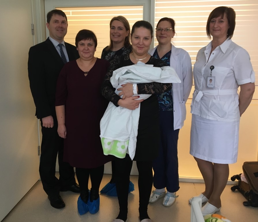 Sveicam gada pirmo bērniņu (no kreisās): Uģis Muskovs, Vidzemes slimnīcas valdes priekšsēdētājs, Ligita Sīmane, Valkas pagasta pārvaldes vadītāja pienākumu izpildītāja, Baiba Vorobjeva, Valkas novada pašvaldības sabiedrības veselības organizatore, māmiņa Sintija ar Emīlu, Natālija Šaramigina, dzemdību un ginekoloģijas nodaļas vecākā vecmāte, Inga Ozoliņa, ārstnieciskā direktore.