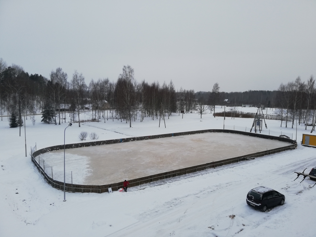 Ērģemes slidotavā lielākais  darbs – pamata ieliešana – jau ir paveikts. Šās nedēļas sākumā ar siltā ūdens palīdzību vēl tiks “noslīpēta” ledus virskārta.                                                                                                            
Autors:  MĀRCIS KRAMS