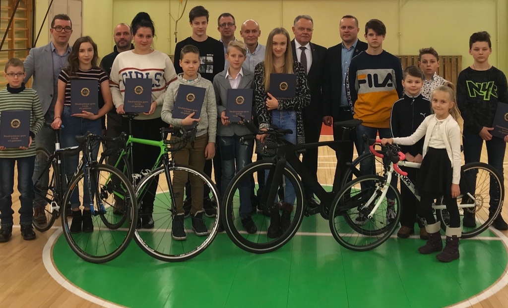 Aizvadītās nedēļas nogalē  Smiltenes bērnu un jaunatnes sporta skolā riteņbraukšanas nodaļā  pie trenera Agņa Apses, viņa audzēkņiem un vecākiem viesojās Latvijas Riteņbraukšanas federācijas padomes loceklis Raimonds Graube.                                                                                       
Autors:  NO PERSONĪGĀ ARHĪVA
