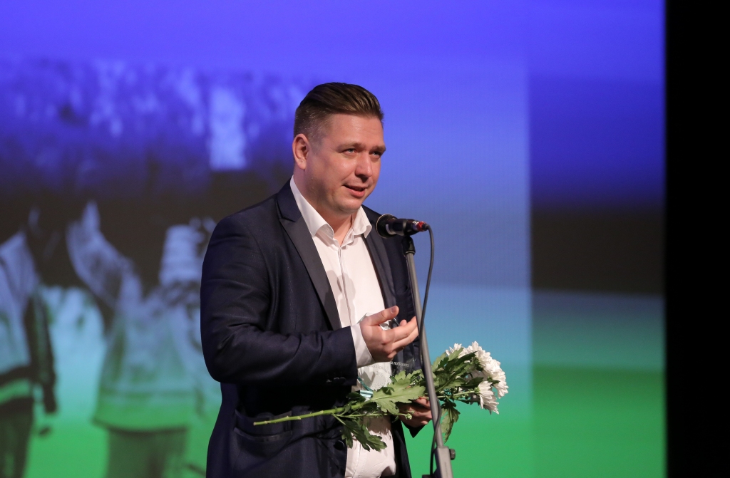 Smiltenes novada gada populārākais sporta notikums 2018. gadā pēc līdzjutēju balsojuma ir Grundzāles dīķa hokeja kauss. Smiltenes novada Gada balvu sportā šajā nominācijā saņēma viens no pasākuma rīkotājiem grundzālietis Emīls Salmiņš.                                                                  
Autors:  SANTA SINKA