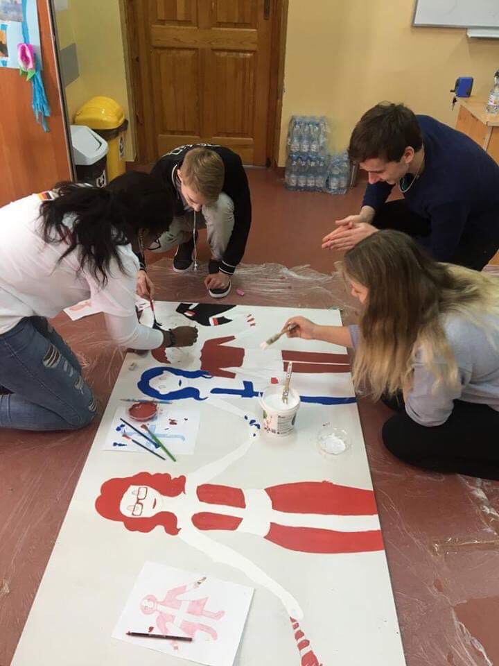 Smiltenes vidusskola kopā ar vēl četru valstu skolām līdzdarbojas starptautiskā projektā “Dažāda pieredze, vienota nākotne”, lai izprastu, kas ir tolerance. Šādi tā izskatās uzzīmēta (mirklis no projekta tikšanās Polijā).                                                                                           
Autors:  SMILTENES VIDUSSKOLA
