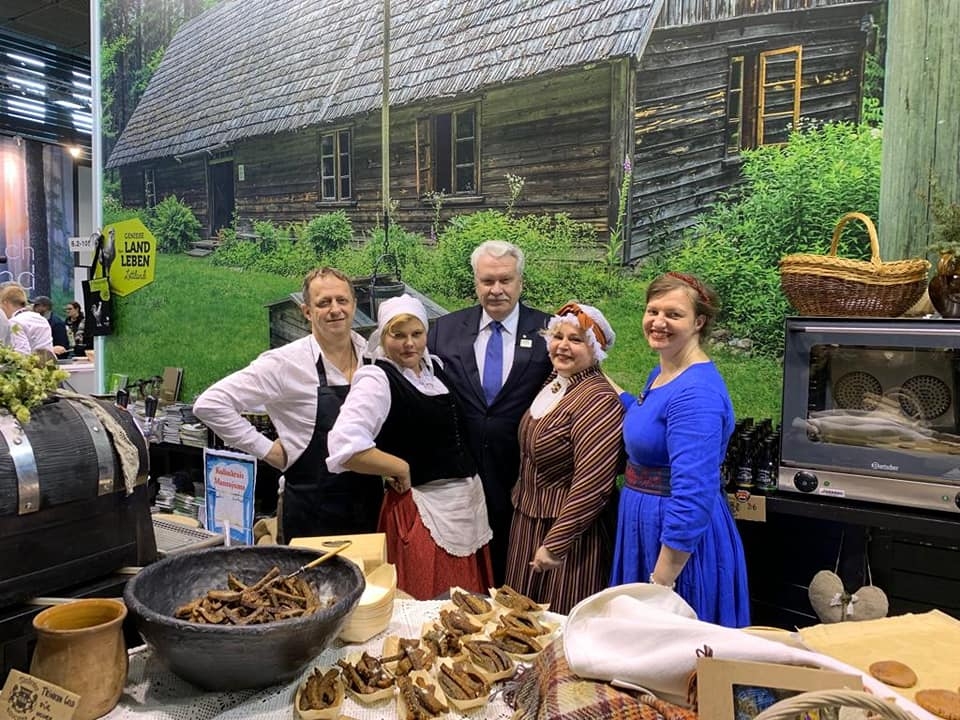 Zaļajā nedēļā Berlīnē Latvijas kopstendā aktīvi darbojas blomēniete, īstā latvju saimniece Ilze Briede (otrā no kreisās), kas cep gan gardu maizi, gan ēdina smalkus ļaudis.                                                        
Autors:  NO PERSONĪGĀ ARHĪVA