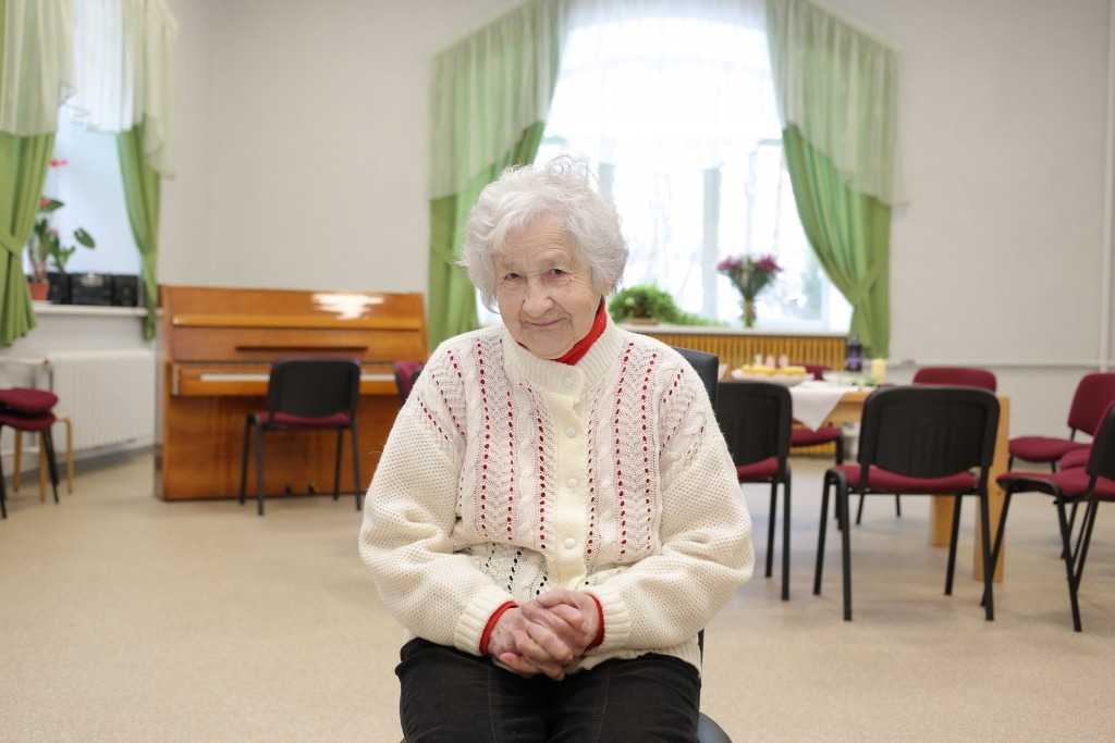 Nupat Latvija nosvinēja savu simto dzimšanas dienu. Tikpat apaļu un nozīmīgu jubileju ar smaidu sejā sagaidīja SIA “Smiltenes Sarkanā Krusta slimnīca” sociālās aprūpes nodaļas iemītniece Zenta Ieviņa. Dziedot “Daudz baltu dieniņu”, simtgadnieci lielajos svētkos sveica pansionāta darbinieces Astrīda Ozola (pirmā no kreisās), Dzintra Kotova, Gunta Bišere, Larisa Puškareva un Gunita Leimane.                                                                                  
Autors:  SANTA SINKA