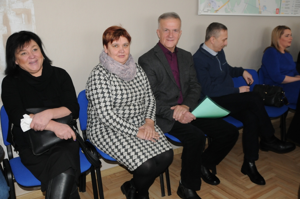 Vakar Valkas novada domes sēdē deputāti lēma, ka no 5. februāra Valkas Tūrisma informācijas biroju vadīs Tija Mirkša (pirmā no kreisās), bet Valkas pagasta pārvaldes vadītājas pienākumus veiks Ligita Sīmane (otrā no kreisās).                                                                                                                                                                           
Autors:  INGA KARPOVA