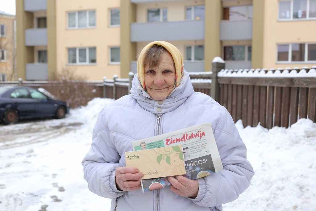 Laikraksta “Ziemeļlatvija” abonēšanas akcijas “Abonē laikrakstu “Ziemeļlatvija” 2019. gadam un laimē” galvenās balvas ieguvēja Smiltenes pagasta iedzīvotāja Anna Leleva jūtas patīkami pārsteigta par savu veiksmi, bet vienlaikus arī pārņem satraukums. “Dāvanu karti Līgatnes rehabilitācijas centrā izmantošu es pati, tik satraucos, jo vēl nezinu, kādi tieši pakalpojumi tur ir pieejami. Ar veselību vairs nav tik labi kā spēka gados, bet par dzīvi sūdzēties nevaru,” saka optimistiskā kundzīte.                                                                                                                
Autors:  SANTA SINKA